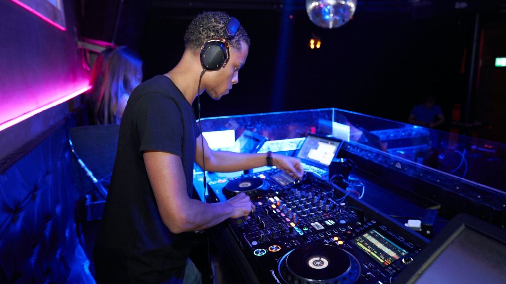 DJs