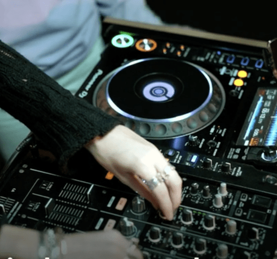 DJ