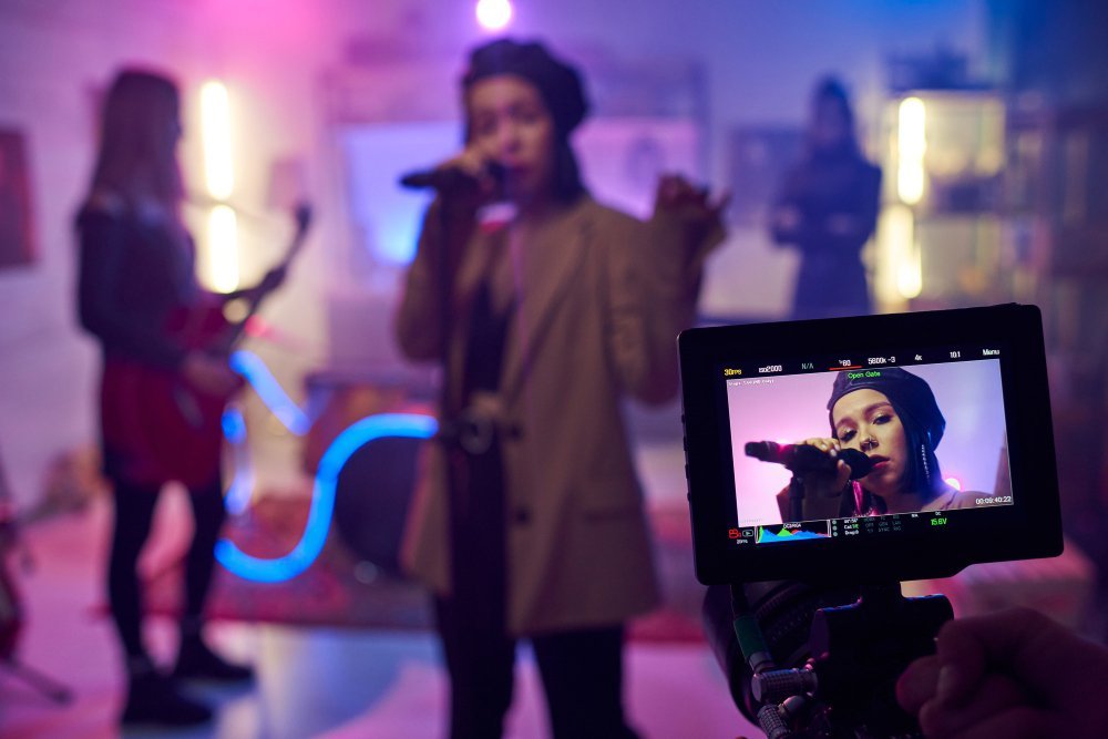 display-camera-during-shooting-music-video-performance